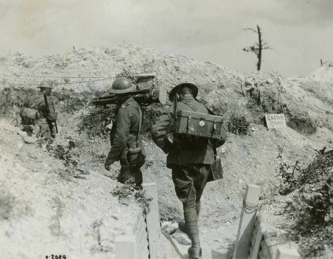 Un cortège de soldats marchant le long d'un sentier poussiéreux près du Musée canadien de la guerre à Ottawa.