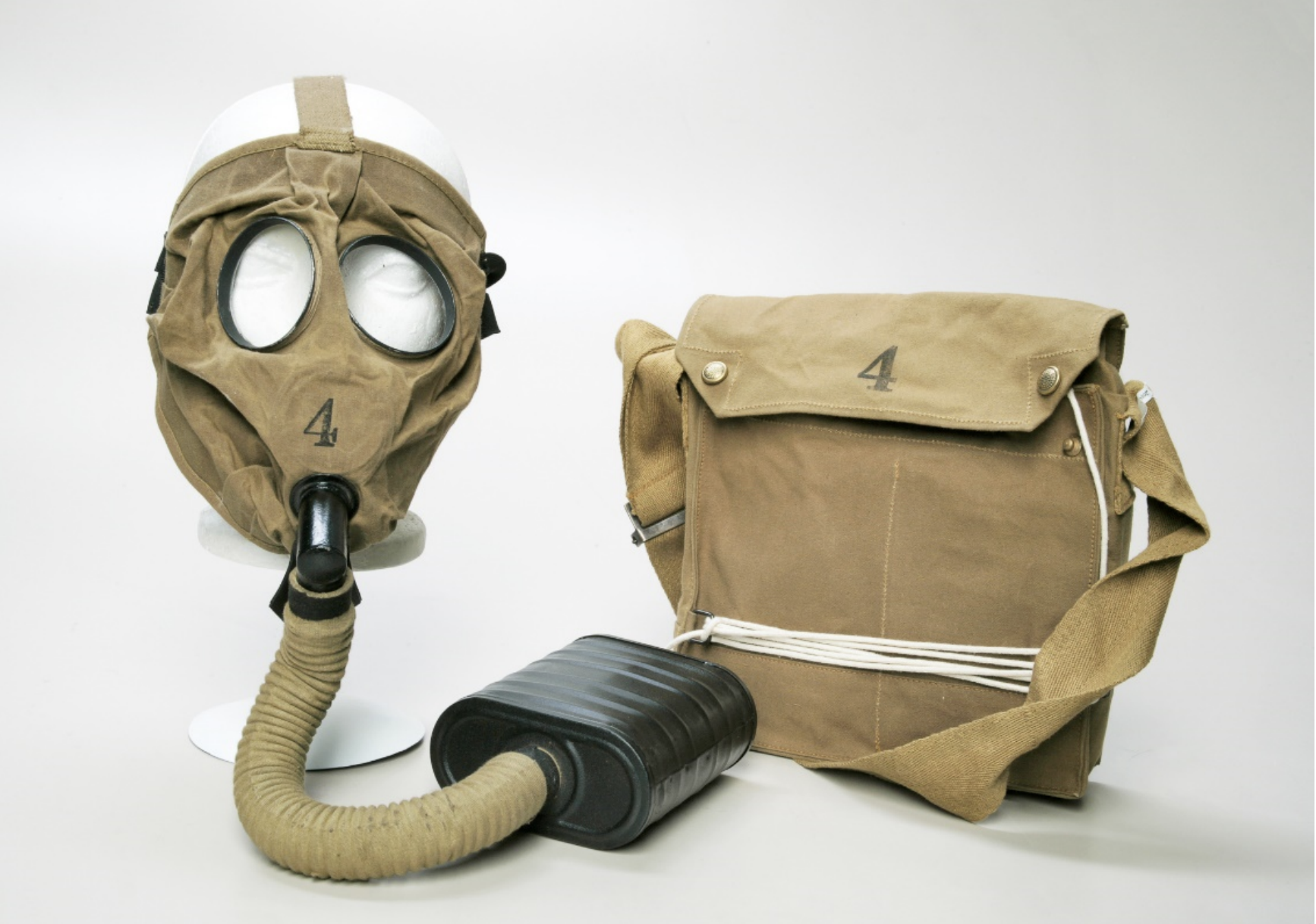 Un masque à gaz et un sac sur fond blanc à Ottawa au Musée canadien de la guerre.