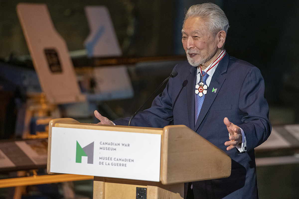 Un homme en costume debout sur un podium à Ottawa, Musée canadien de la guerre.