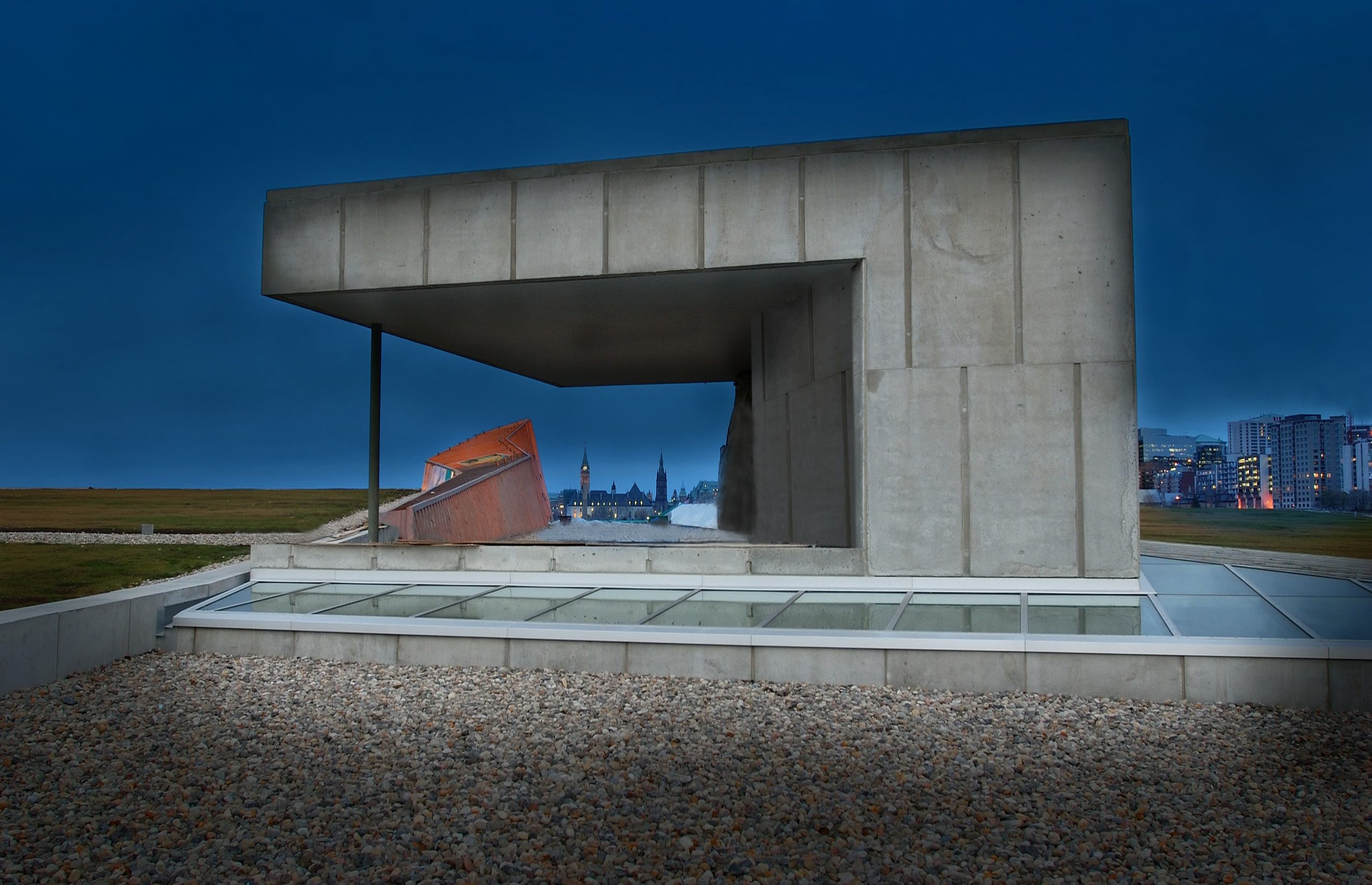 Un bâtiment en béton avec vue sur une ville la nuit, situé à Ottawa.