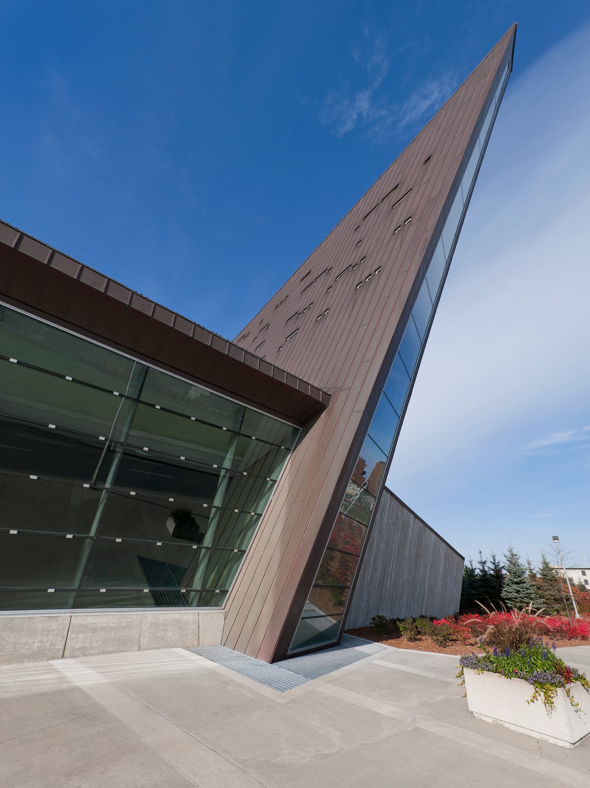 L'extérieur du Musée canadien de la guerre d'Ottawa, en forme de structure triangulaire.