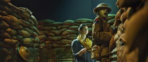 Une femme se tient debout dans une salle remplie de sacs au Musée canadien de la guerre.