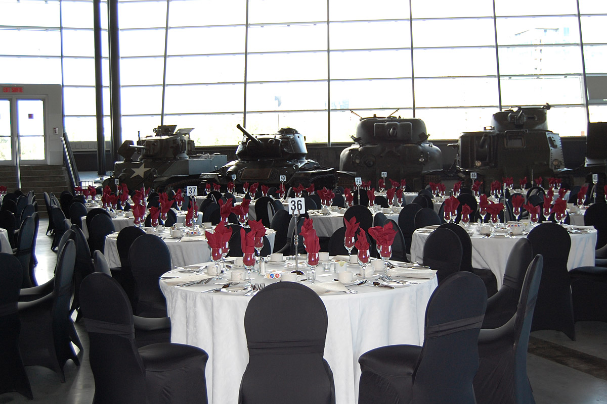 Une salle remplie de tables et de chaises au Musée canadien de la guerre à Ottawa.