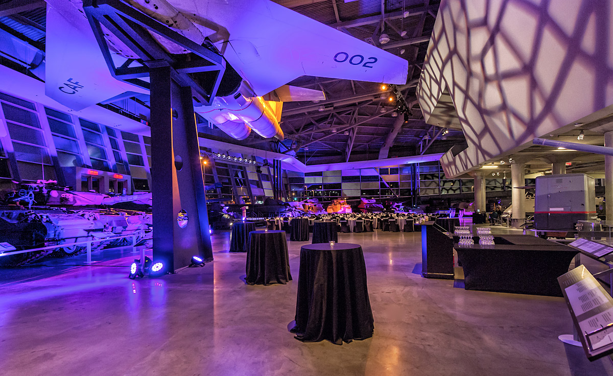 Une salle remplie de tables et de chaises au Musée canadien de la guerre, à Ottawa.