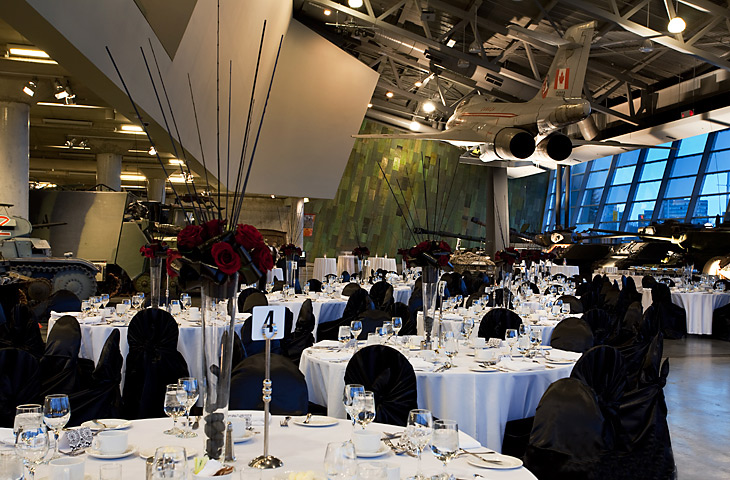 Une salle remplie de tables et de chaises au Musée canadien de la guerre.