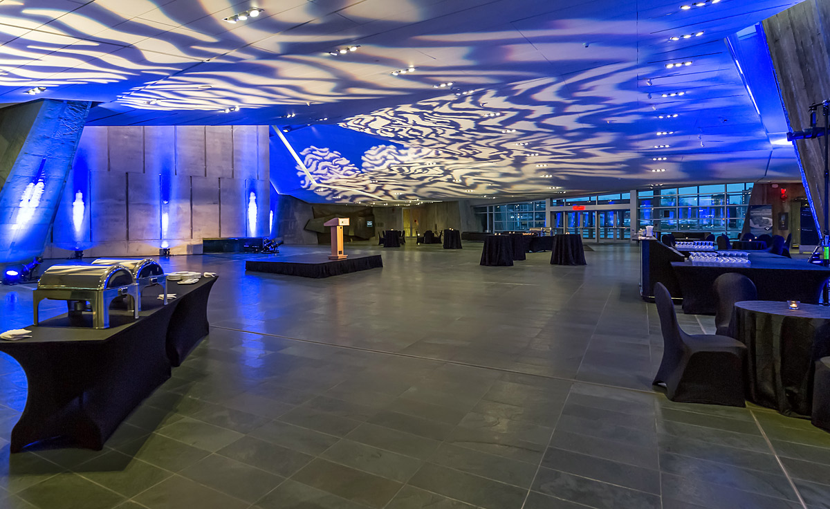 Le Musée canadien de la guerre à Ottawa possède une grande salle avec des tables et des chaises et un plafond bleu.