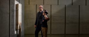 Un homme et une femme debout devant le mur du Musée canadien de la guerre à Ottawa.