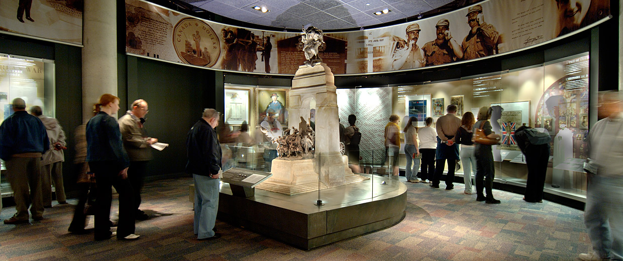 Un groupe de personnes regardant une statue du Musée canadien de la guerre à Ottawa.