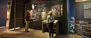 Deux personnes regardant une exposition au Musée canadien de la guerre.