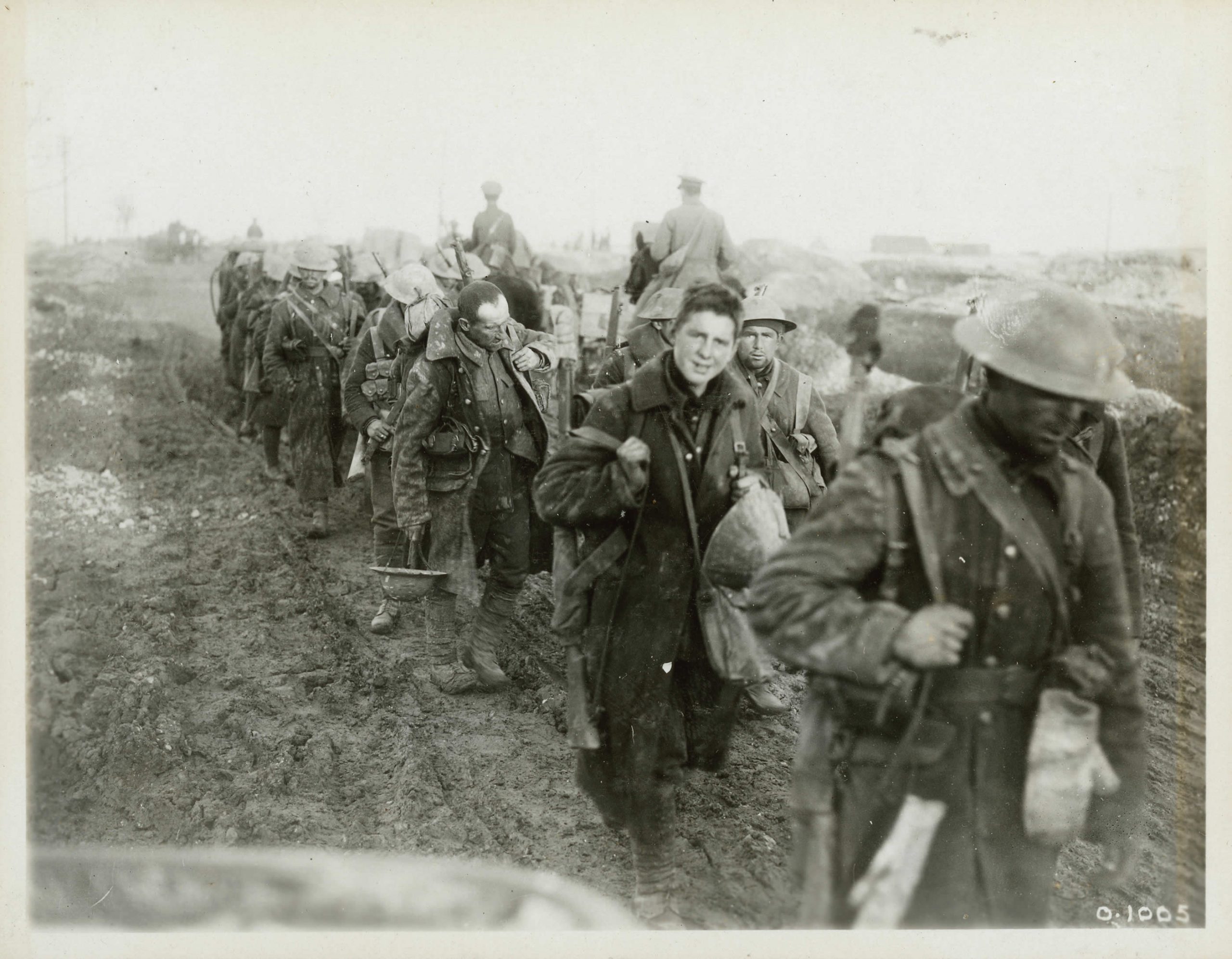 Un groupe de soldats du Musée canadien de la guerre marchant sur un chemin de terre à Ottawa.