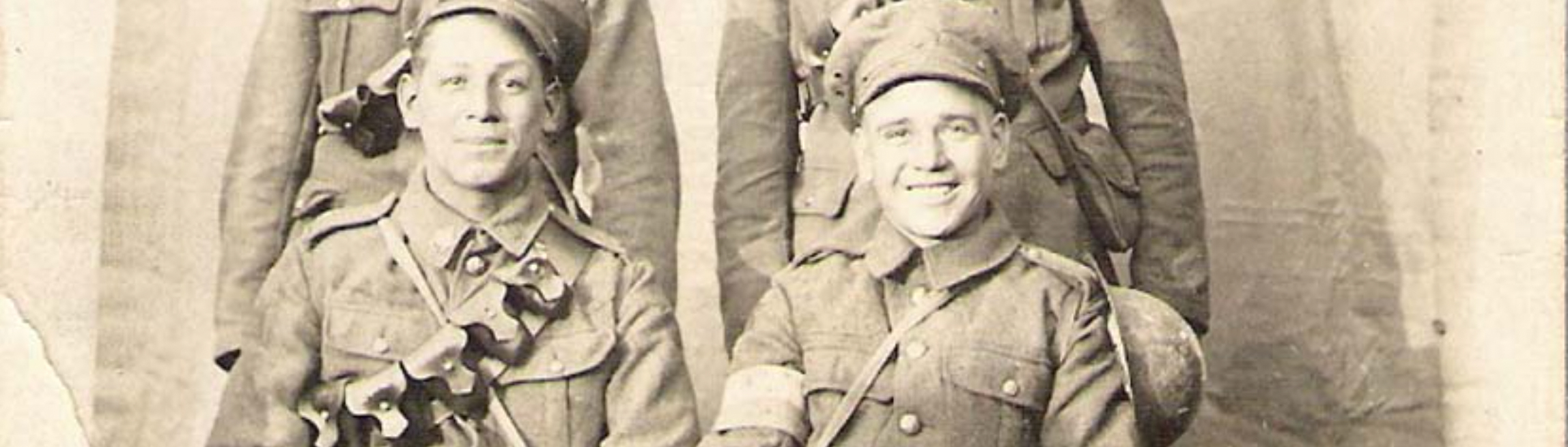 Un groupe de soldats posant pour une photo au Musée canadien de la guerre à Ottawa.