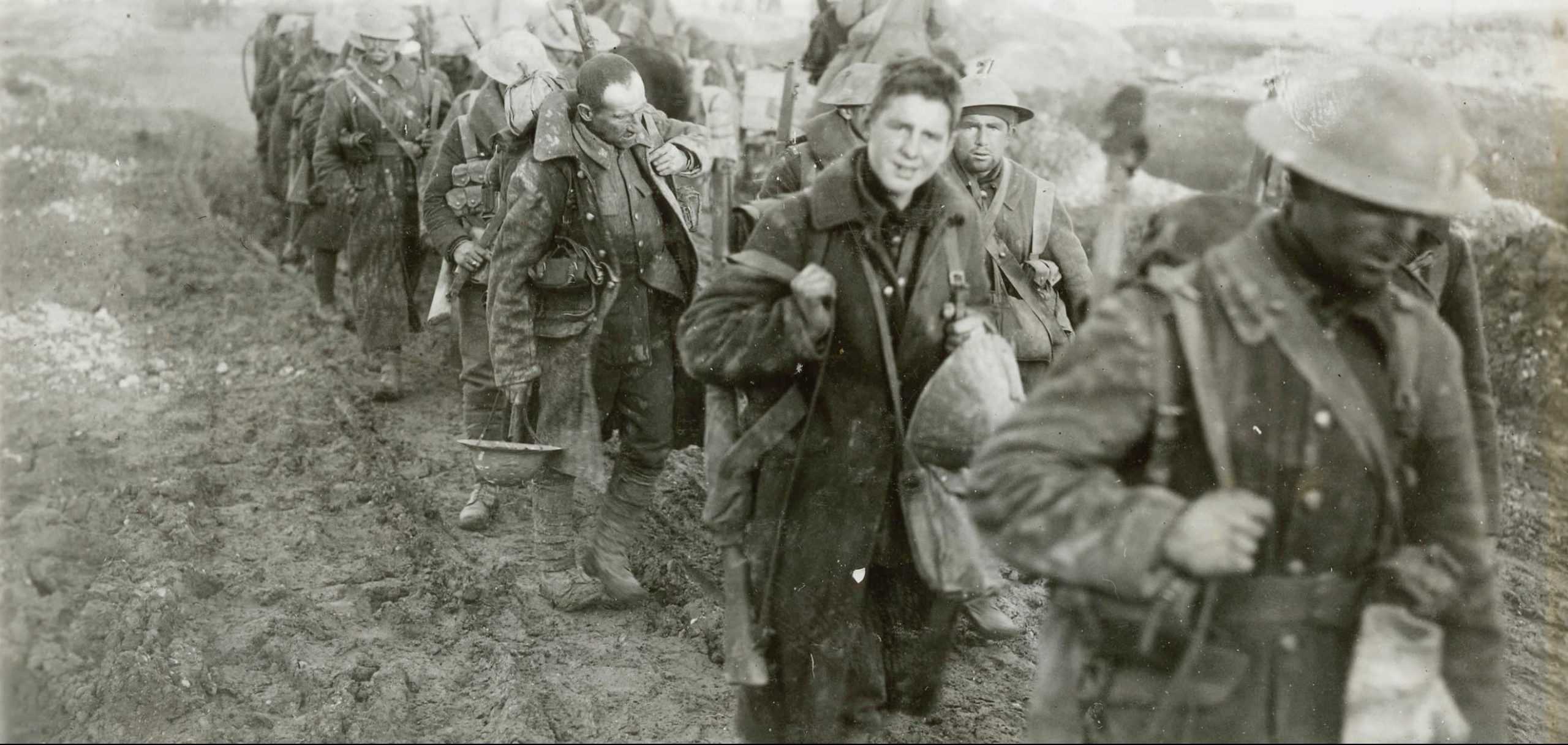 Un groupe de soldats marchant sur un chemin de terre près du Musée canadien de la guerre à Ottawa.