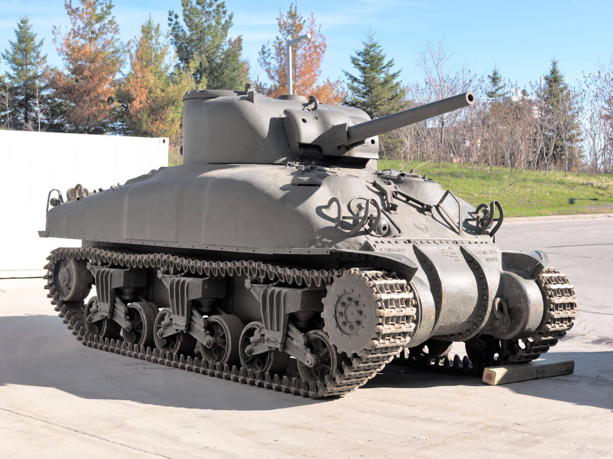 Un char du Musée canadien de la guerre est garé dans un parking à Ottawa.