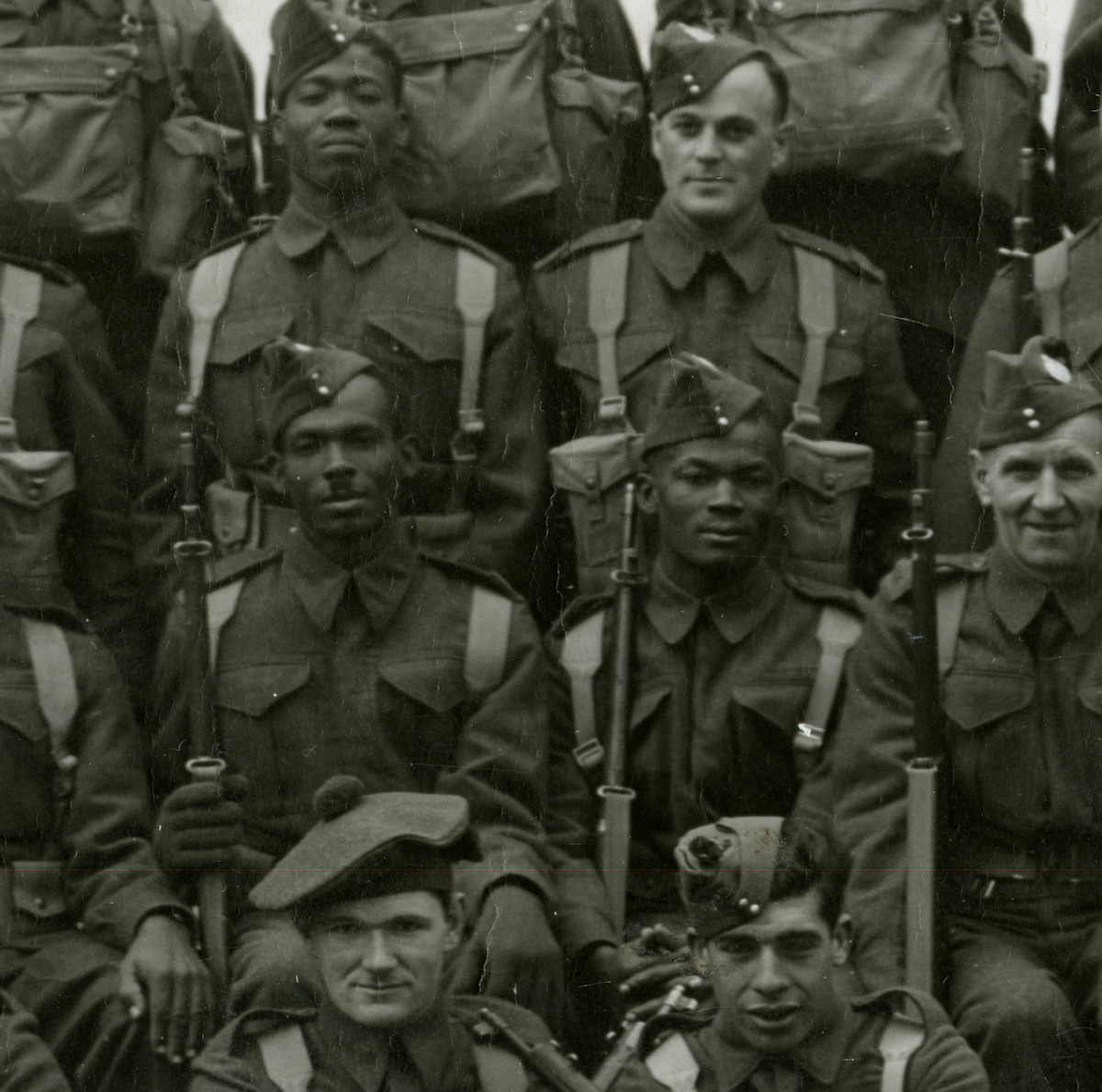 Un groupe de soldats posant pour une photo au Musée canadien de la guerre à Ottawa.