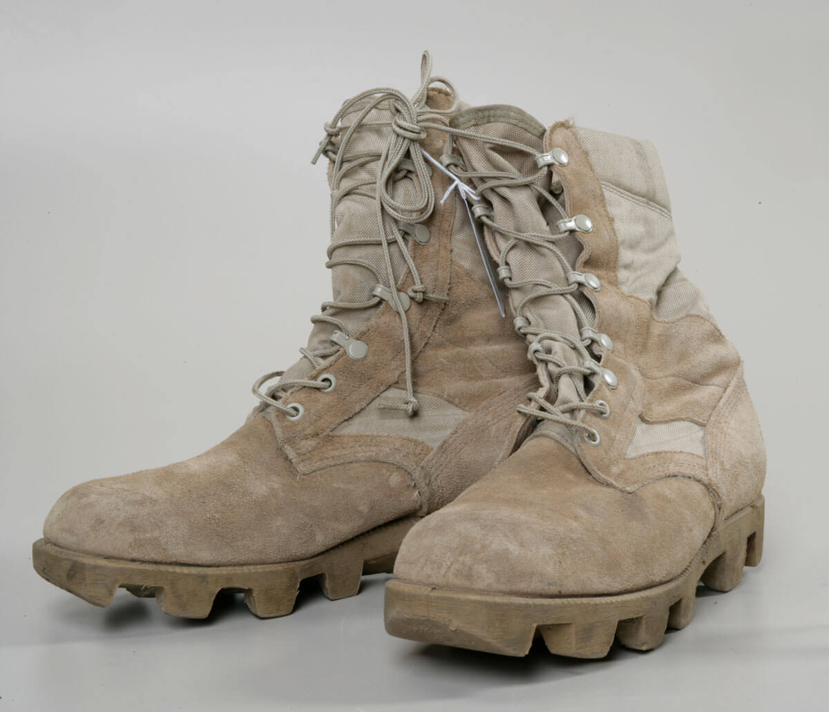 Une paire de bottes militaires sur fond blanc au Musée canadien de la guerre à Ottawa.