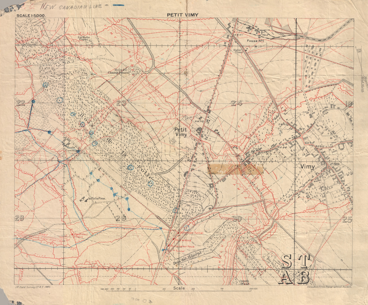 Une carte d'un champ de bataille avec des lignes rouges et bleues à Ottawa au Musée canadien de la guerre.