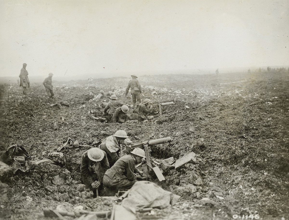 Un groupe d'hommes travaillant dans une tranchée au Musée canadien de la guerre à Ottawa.