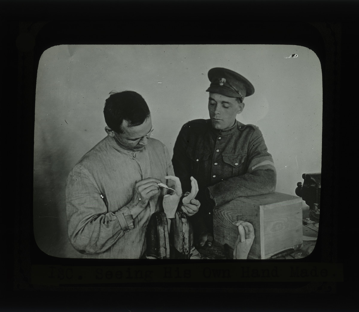 Deux hommes en uniforme travaillant sur une machine au Musée canadien de la guerre à Ottawa.