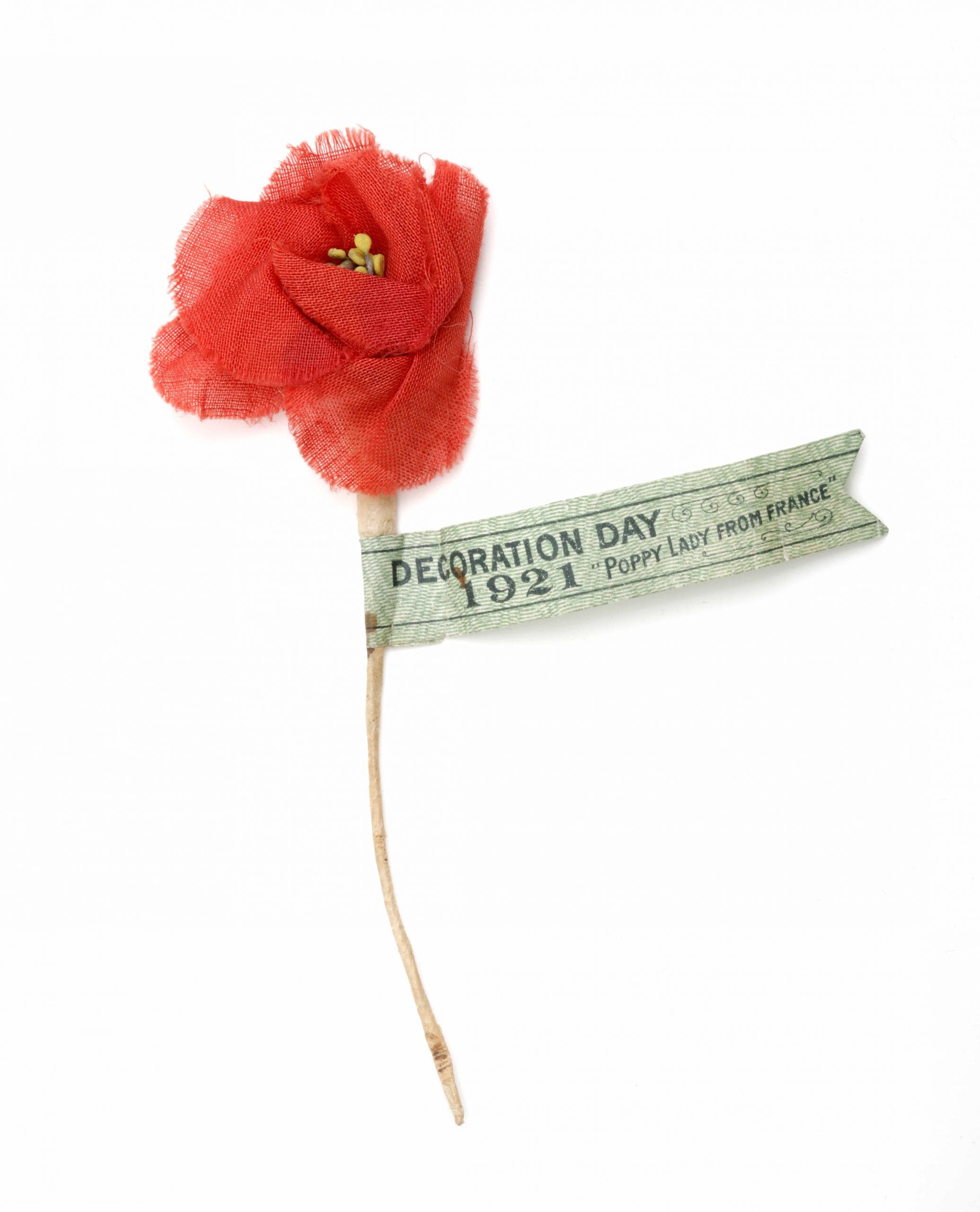 Un coquelicot rouge portant une étiquette, exposé au Musée canadien de la guerre à Ottawa.