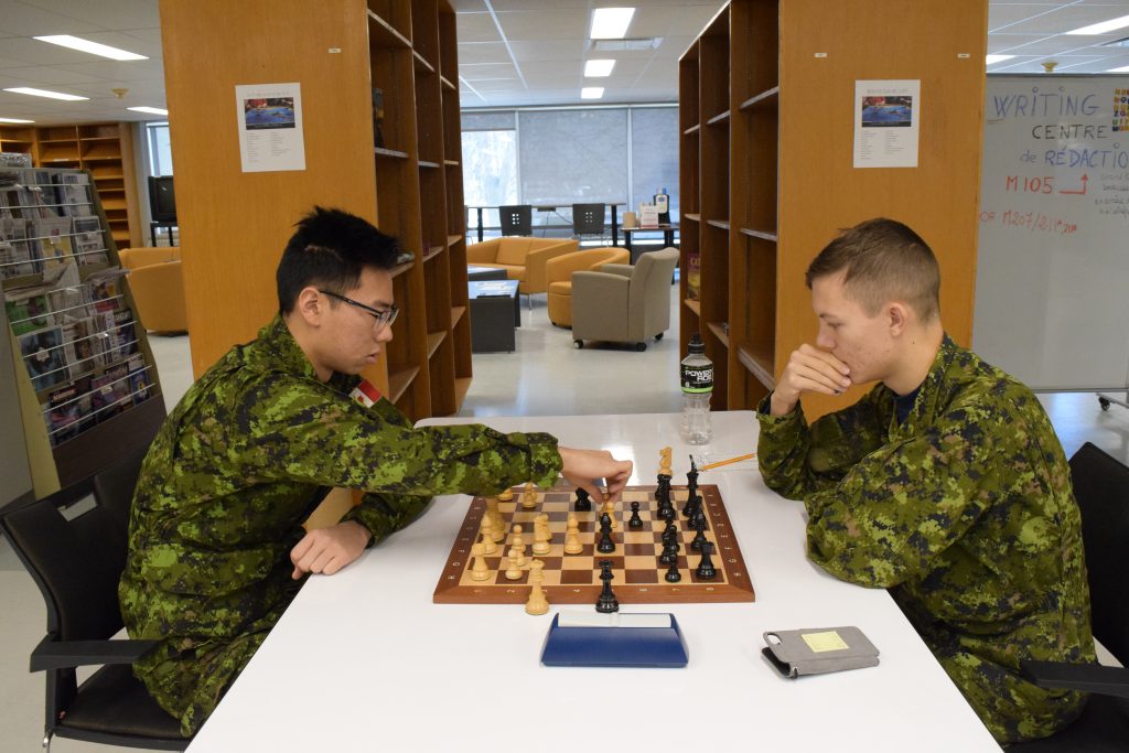 Deux soldats jouant aux échecs au Musée canadien de la guerre à Ottawa.