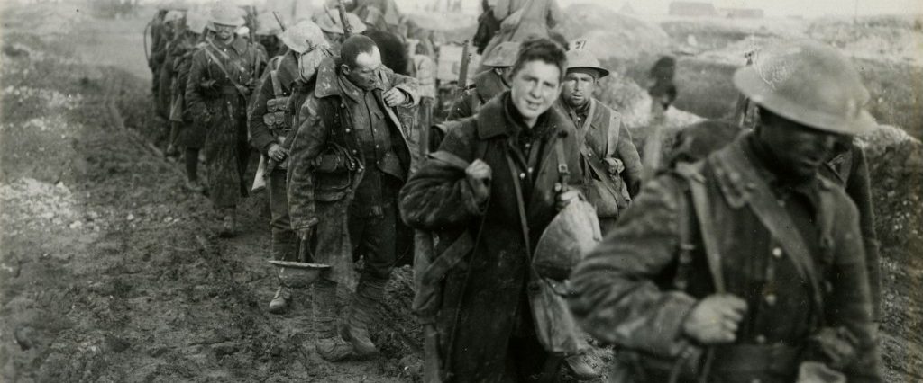 Un groupe de soldats marchant sur un chemin de terre près du Musée canadien de la guerre à Ottawa.