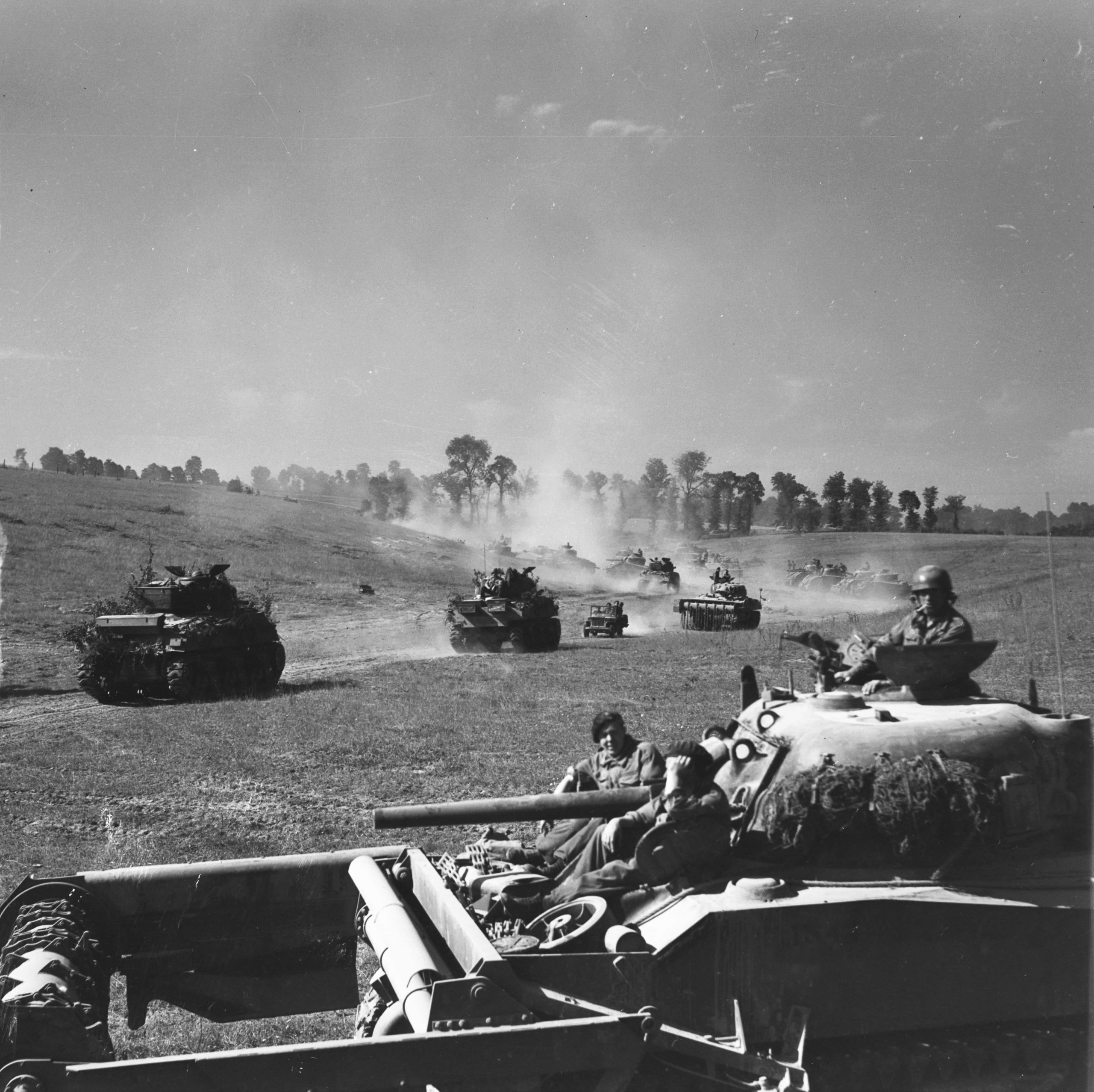 Une vieille photo en noir et blanc d'un groupe de chars à Ottawa au Musée canadien de la guerre.