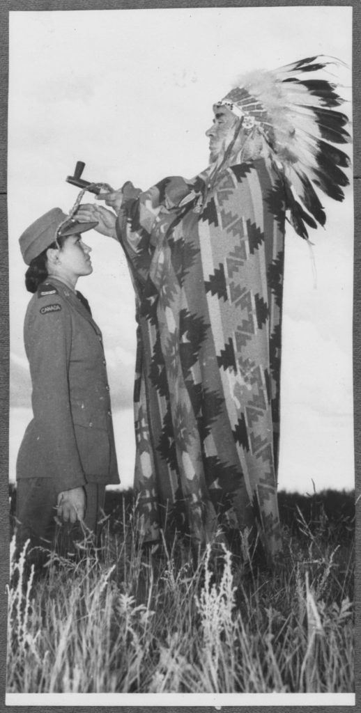 Une vieille photo en noir et blanc d'un homme portant une coiffe autochtone, exposée au Musée canadien de la guerre à Ottawa.