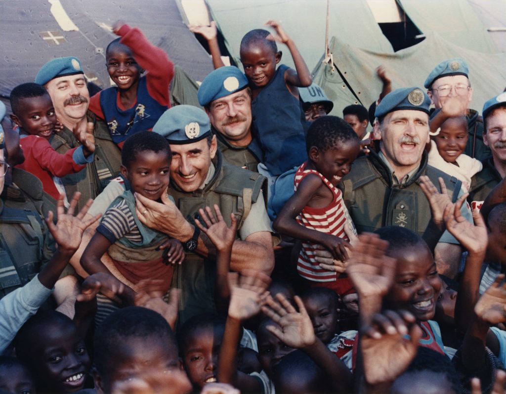 Un groupe de militaires et d'enfants posent pour une photo au Musée canadien de la guerre à Ottawa.