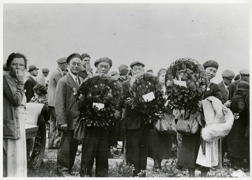 Un groupe de personnes tenant des couronnes au Musée canadien de la guerre à Ottawa.