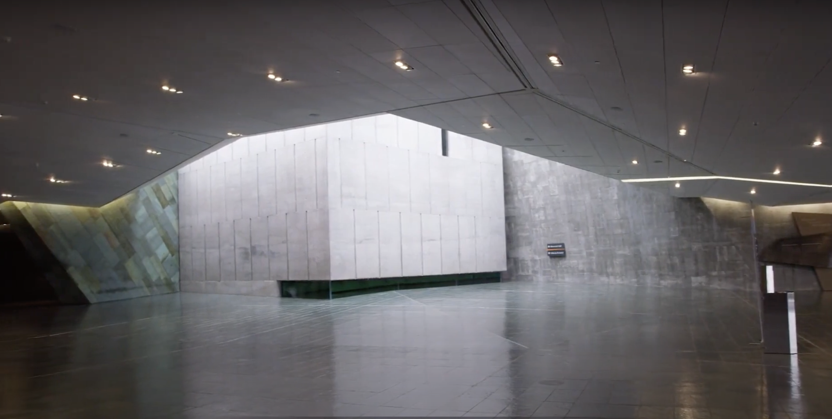 L'intérieur du Musée canadien de la guerre à Ottawa, avec des murs en béton.