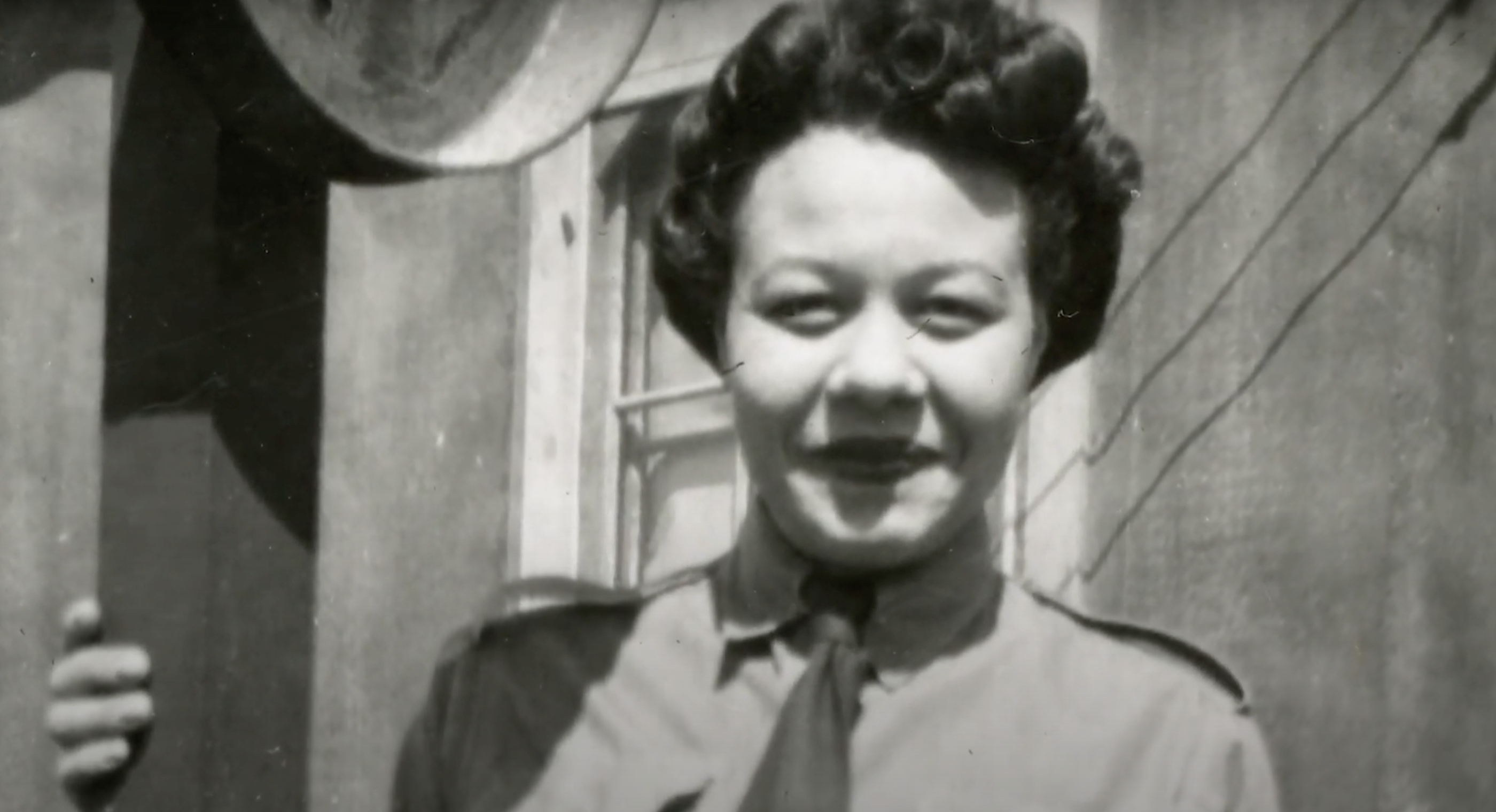 Une vieille photo en noir et blanc d’une femme en uniforme au Musée canadien de la guerre.