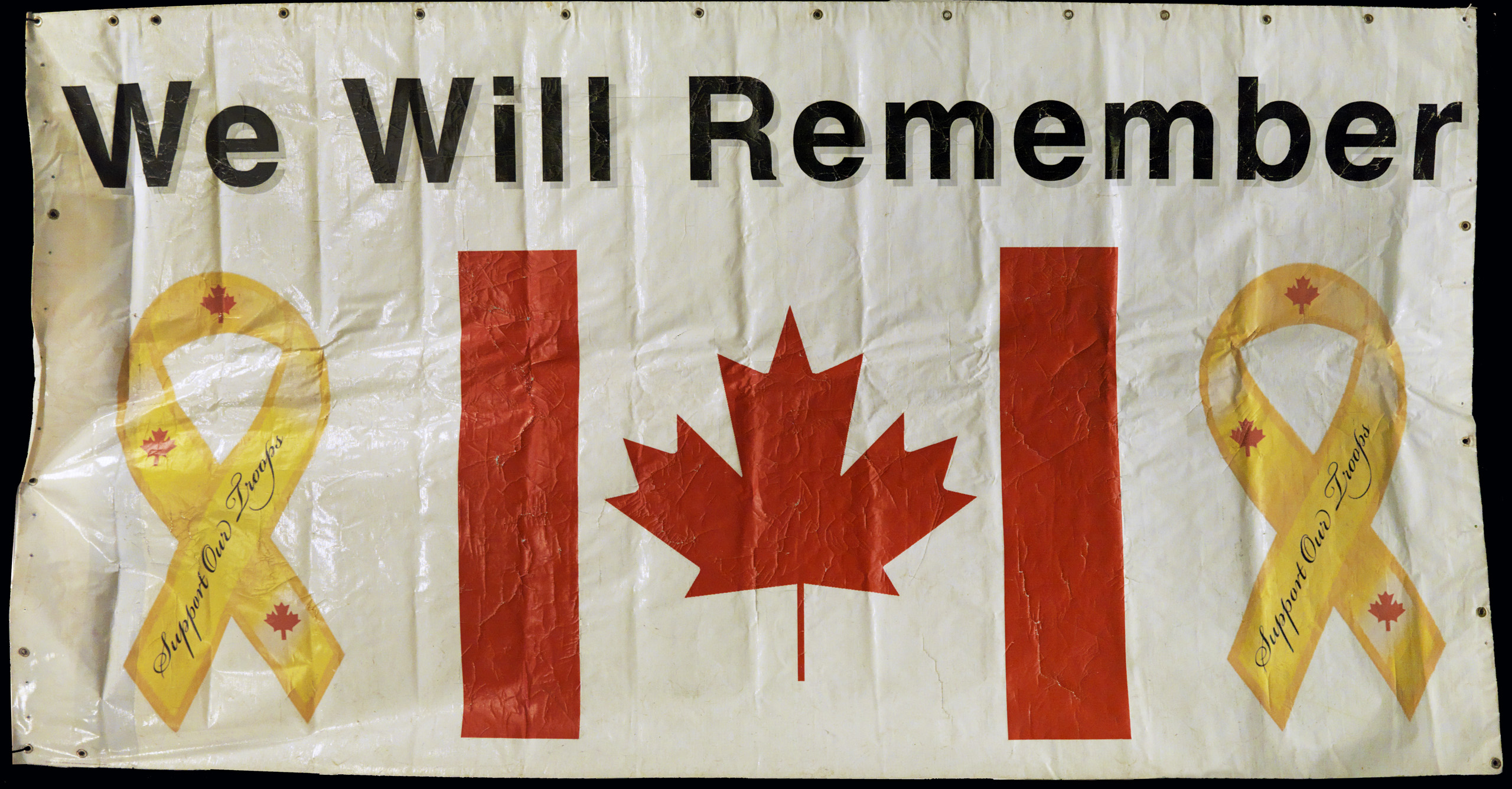 Une bannière avec les mots « nous nous souviendrons » et un drapeau canadien, affichés au Musée canadien de la guerre à Ottawa.