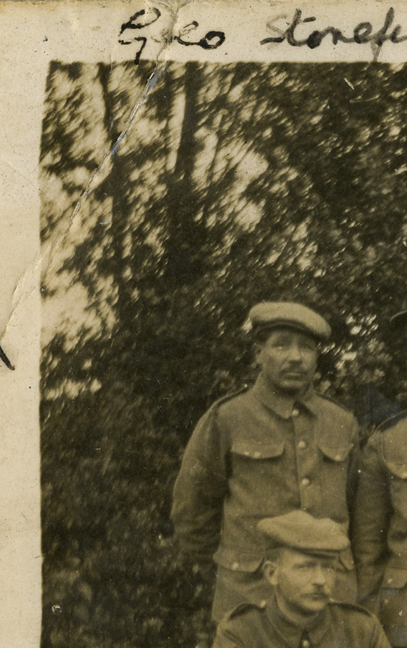 Un groupe d'hommes posant pour une photo au Musée canadien de la guerre à Ottawa.