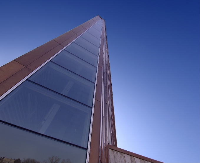 Le Musée canadien de la guerre, situé à Ottawa, est un grand bâtiment qui se dresse sur fond d'un magnifique ciel bleu.