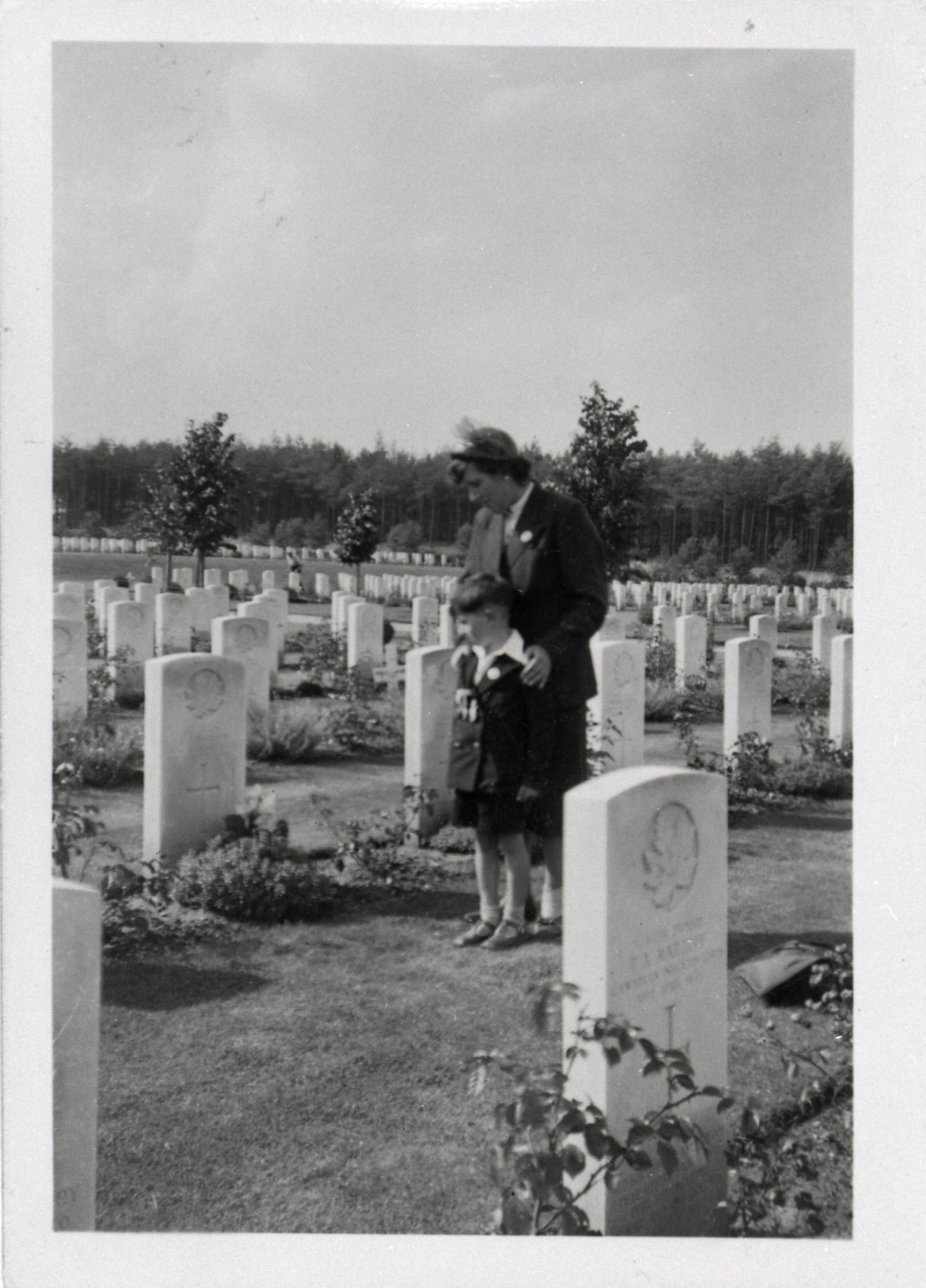 Une femme et un homme debout au Musée canadien de la guerre, au cimetière d'Ottawa.