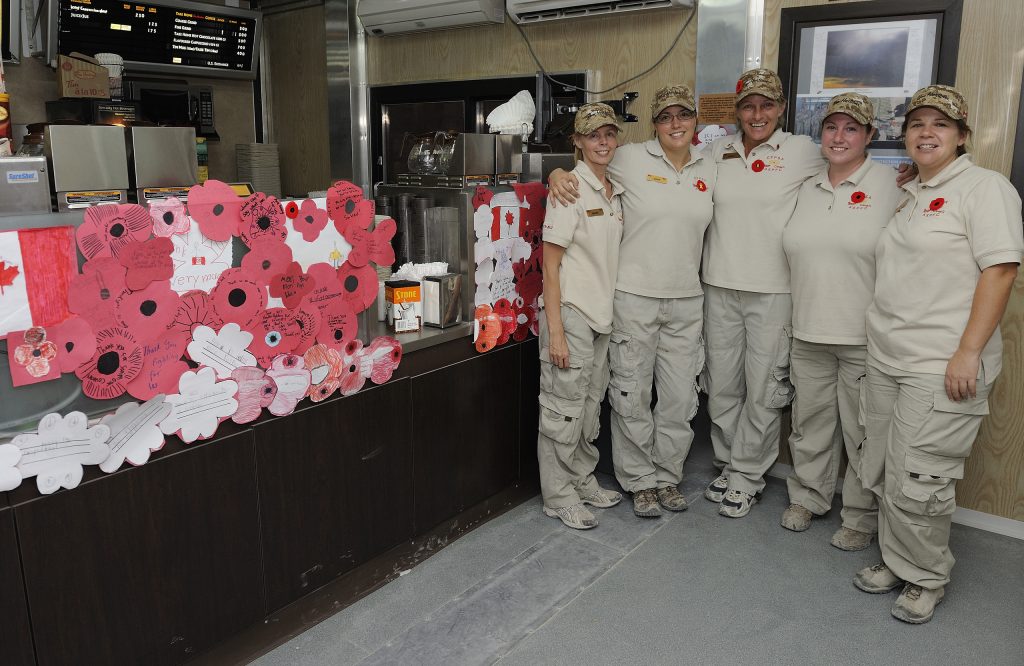 Un groupe de femmes debout devant un comptoir du Musée canadien de la guerre à Ottawa.