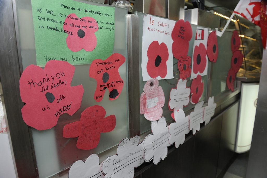 Une superbe exposition de fleurs de pavot sur un mur du Musée canadien de la guerre à Ottawa.