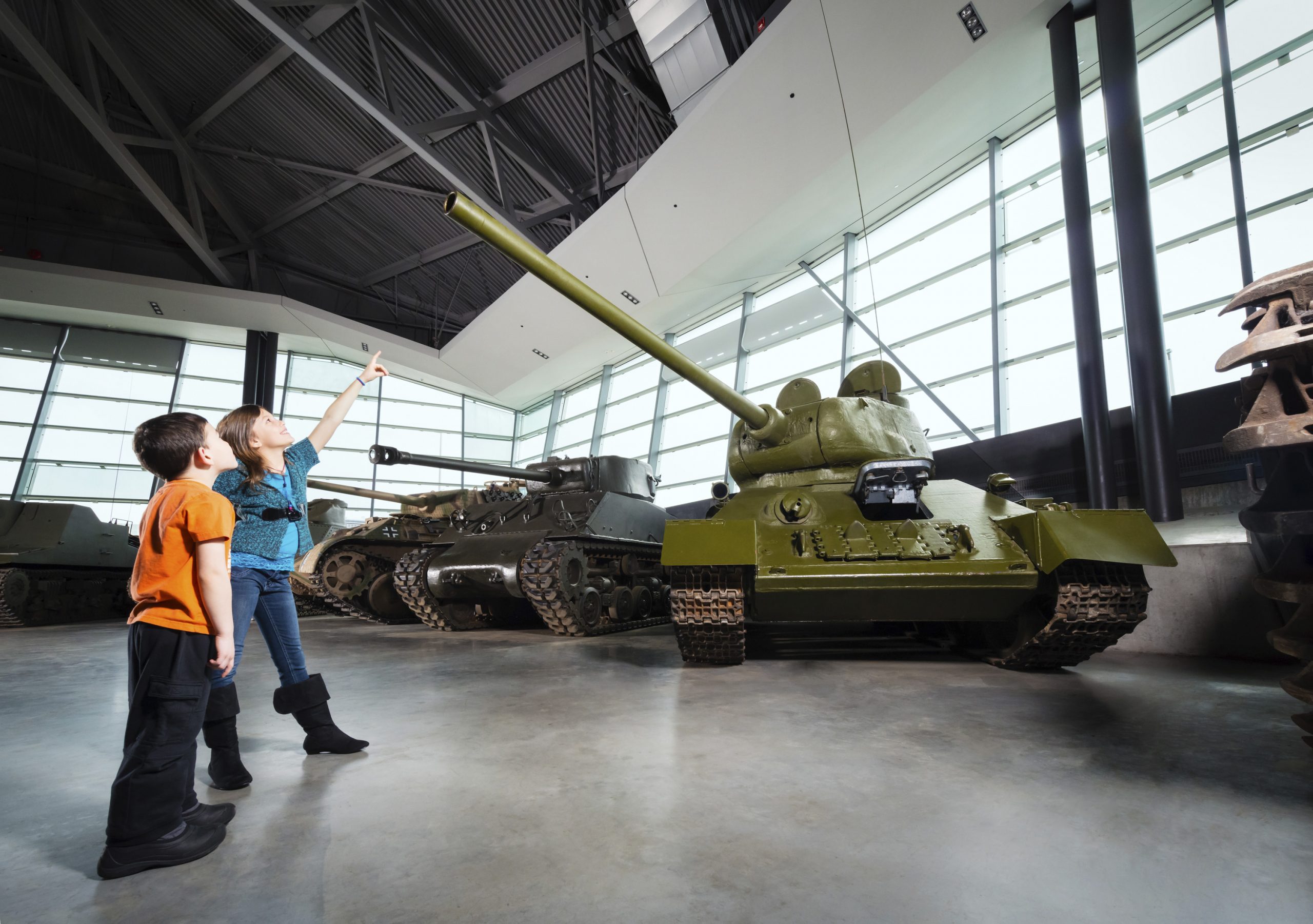 Deux enfants regardant un tank dans un musée.