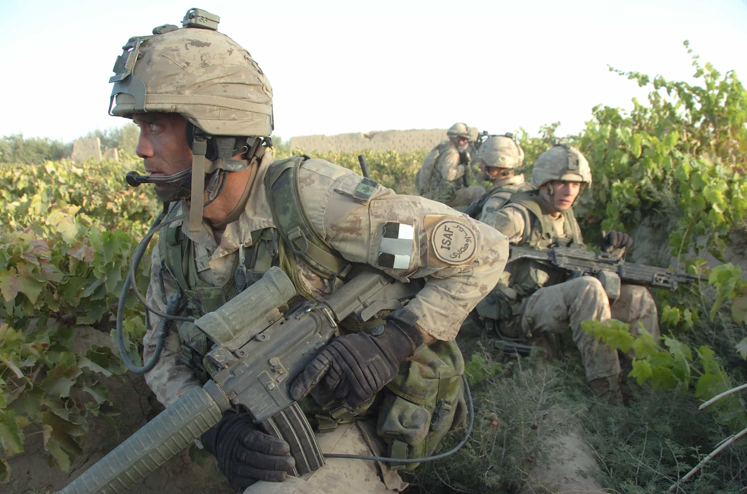 Un groupe de soldats en uniforme.