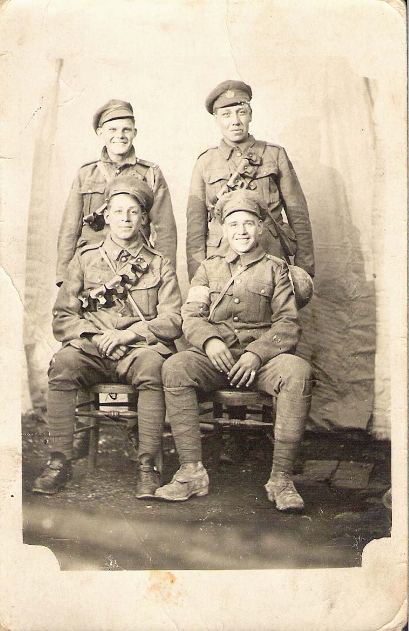 Un groupe de soldats posant pour une photo.