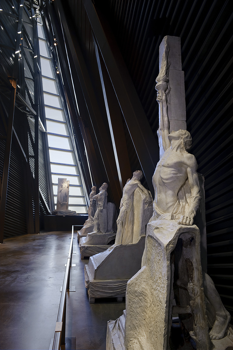 Un groupe de statues dans un musée.