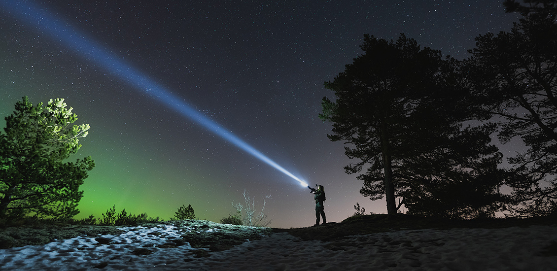 Une personne qui regarde le ciel nocturne